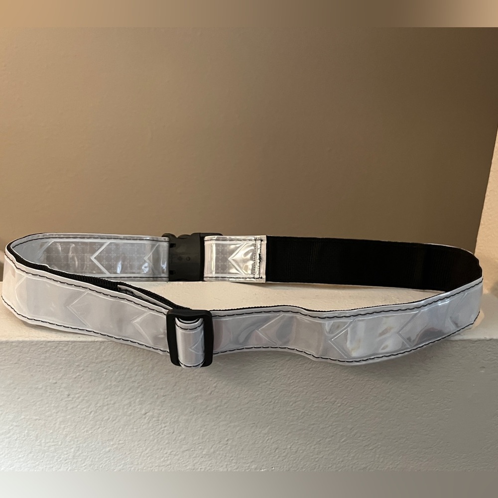 🐠 Adjustable Luggage Strap Belt Iridescent/white/black. Never Used.